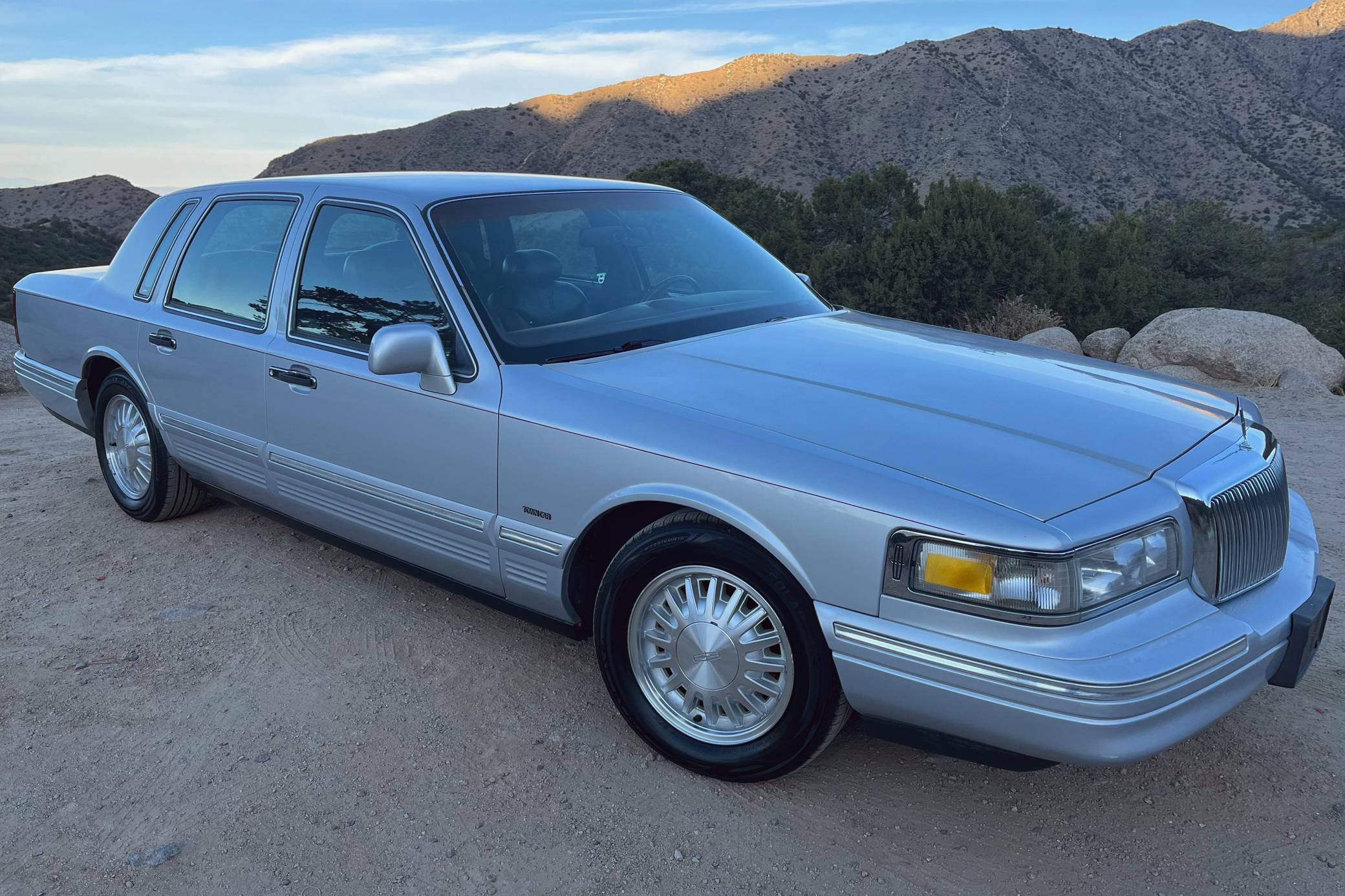 2007 lincoln town car front deals bumper