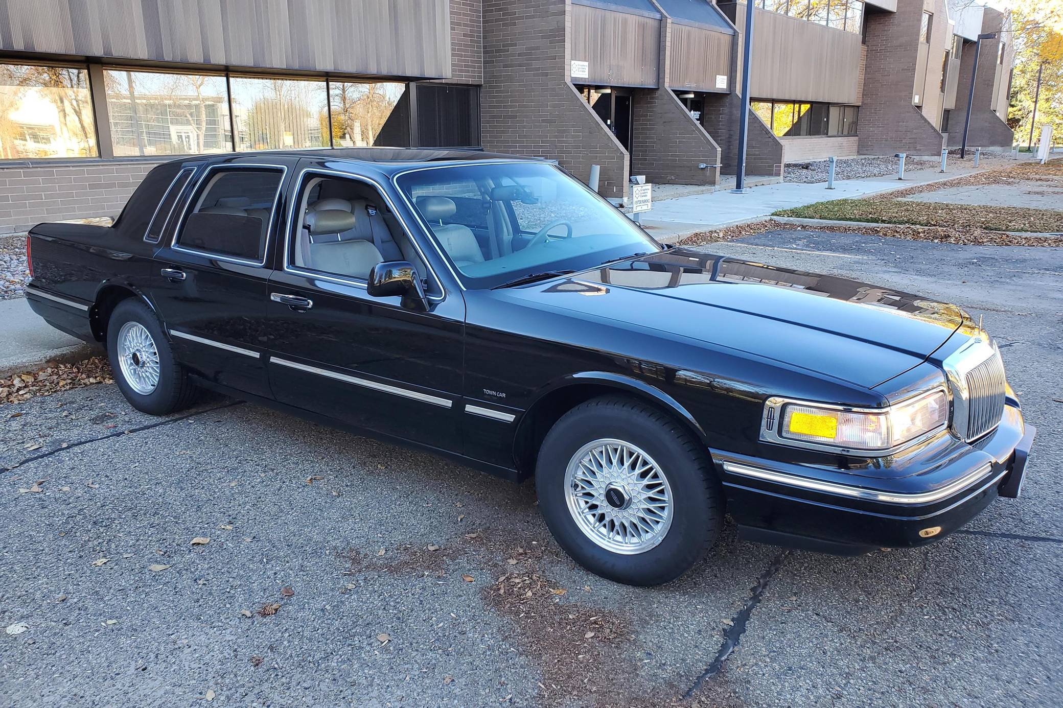 1995 Lincoln Town Car Signature for Sale - Cars & Bids