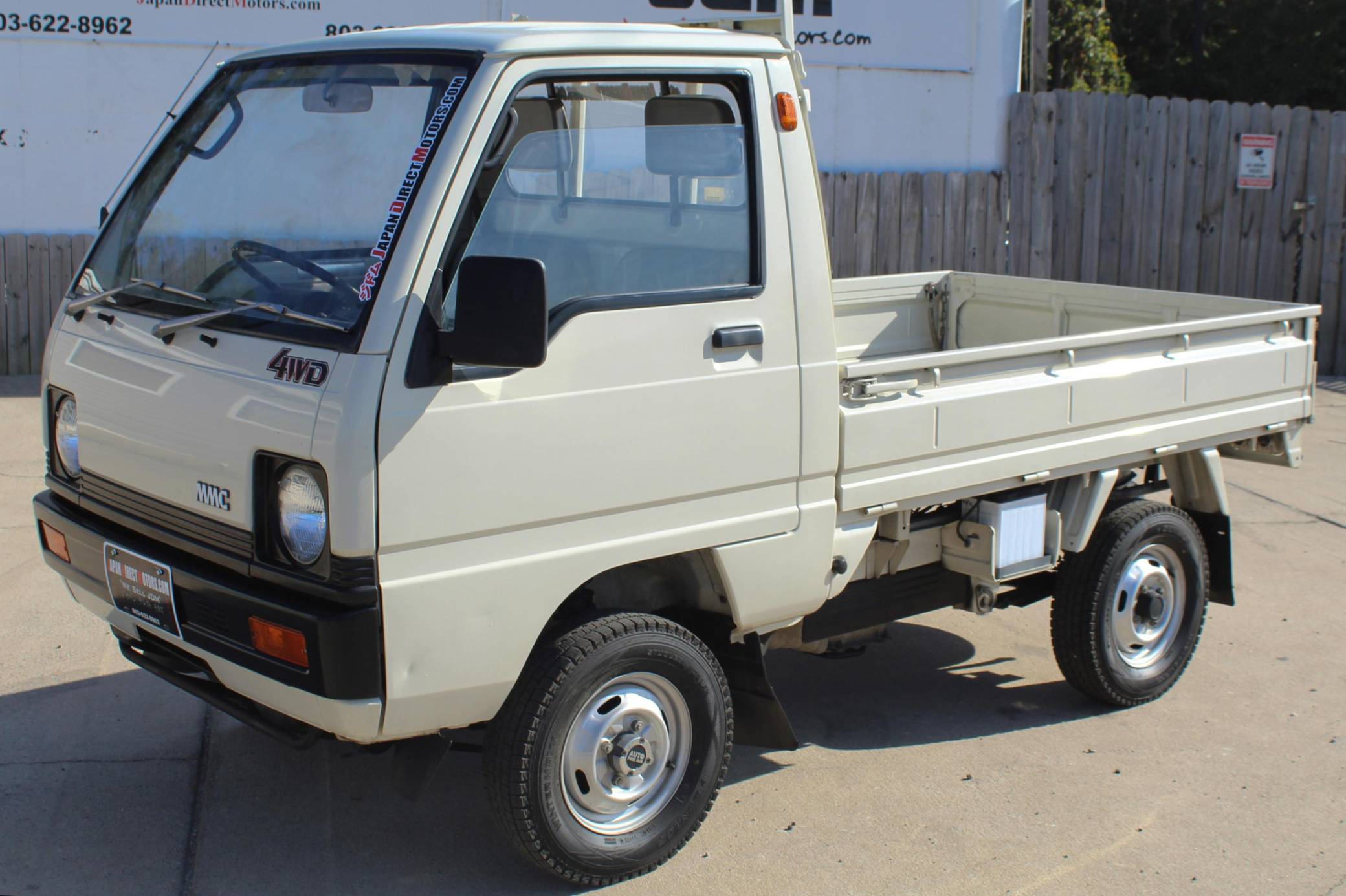 その他 Mitsubishi mini cab. 1980s Mitsubishi Minicab Rusts Contemplatively at Kyoto Temple