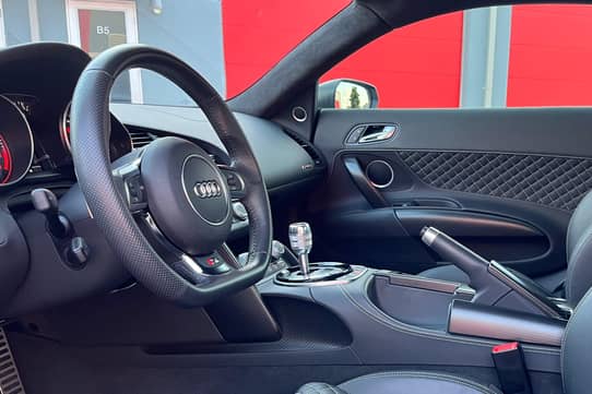 Audi r8 2024 alcantara interior