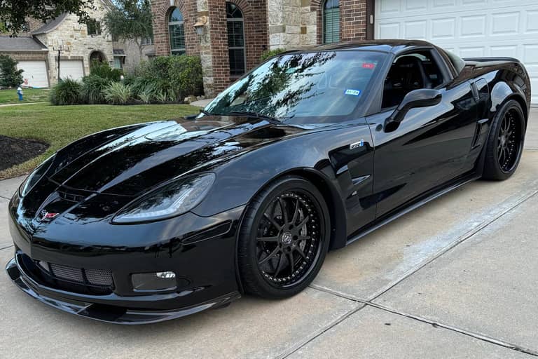 Cornice Portatarga Metallica Per Chevrolet Corvette C6 – Nero Opaco Con Incisione Rotativa
